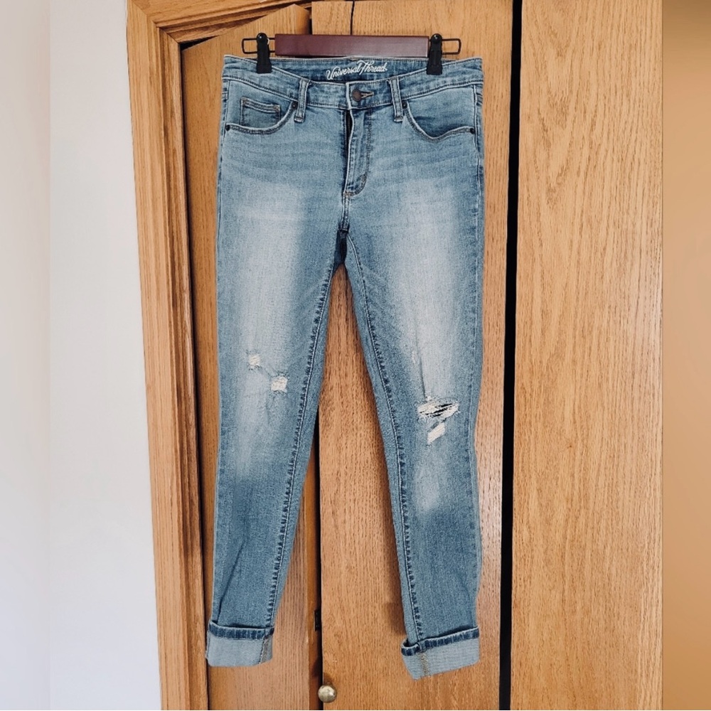 Excellent condition Size 6/28R Distress Jean With Rolled Cuffs Universal Thread